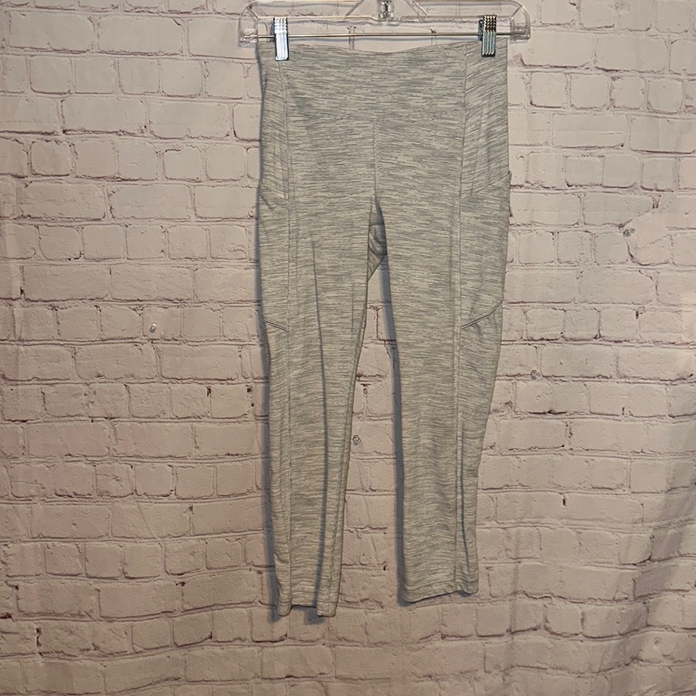 Lululemon Wunder Under Crop (Hi-Rise) side pockets size 4